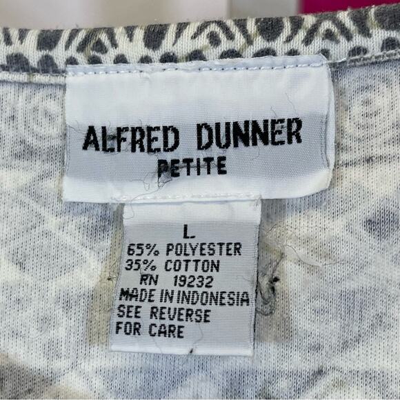 Alfred Dunner Petite, Cool Print Shirt with Wooden Beads. Size Large. - Picture 3 of 5